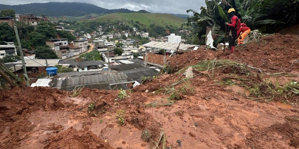 Bombeiros seguem na região de Turim, em Ipatinga (Bombeiros/Divulgação)