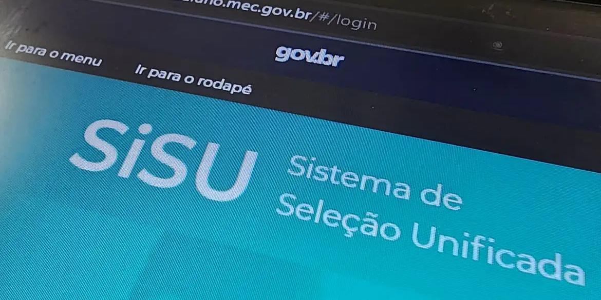 Sistema executa a seleção dos estudantes com base na média da nota do Exame Nacional do Ensino Médio (Enem) até o limite da oferta de vagas ofertadas por instituições públicas de ensino superior (RAFA NEDDERMEYER/AGÊNCIA BRASIL)