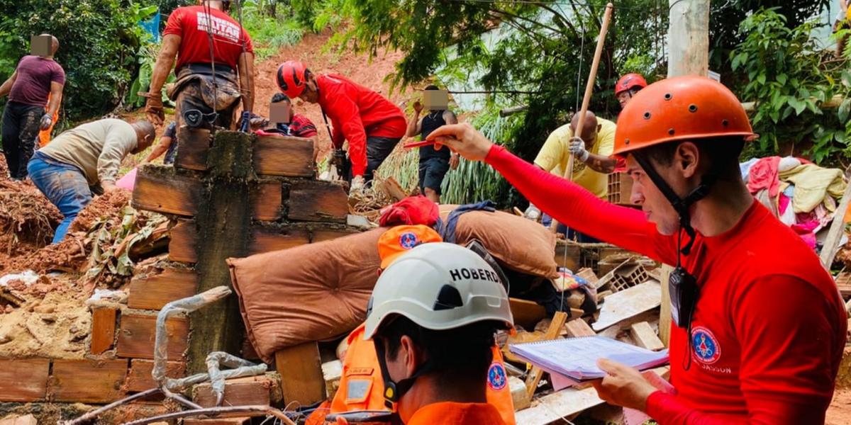 Em Ipatinga, chuvas causaram 10 mortes e tiraram quase 500 pessoas de casa (Corpo de Bombeiros/Divulgação)