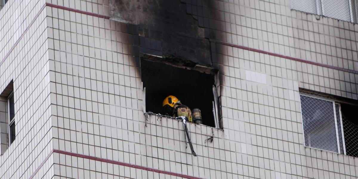 Incêndio destruiu três cômodos de um apartamento do 12º andar e deixou outro parcialmente destruído (Fernando Michel/ Hoje em Dia)