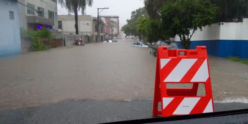 Segundo a prefeitura, com o grande volume de chuva em curto espaço de tempo, houve sobrecarga do sistema de drenagem urbana (Reprodução/Redes Sociais)