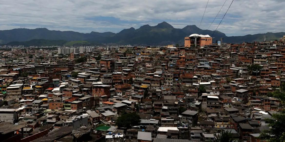 Chegada das forças de segurança para a operação foi recebida com intenso tiroteio relatado por moradores em redes sociais (Tânia Rêgo/Agência Brasil)