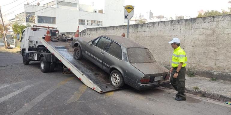 Neste ano, 20 veículos em estado de abandono já foram retirados das vias da cidade (Divulgação/ PBH)