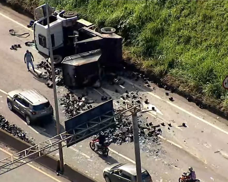 Arteris, concessionária responsável pela rodovia, foi acionada para realizar os trabalhos de remoção do veículo e liberar as faixas (Reprodução TV Globo)