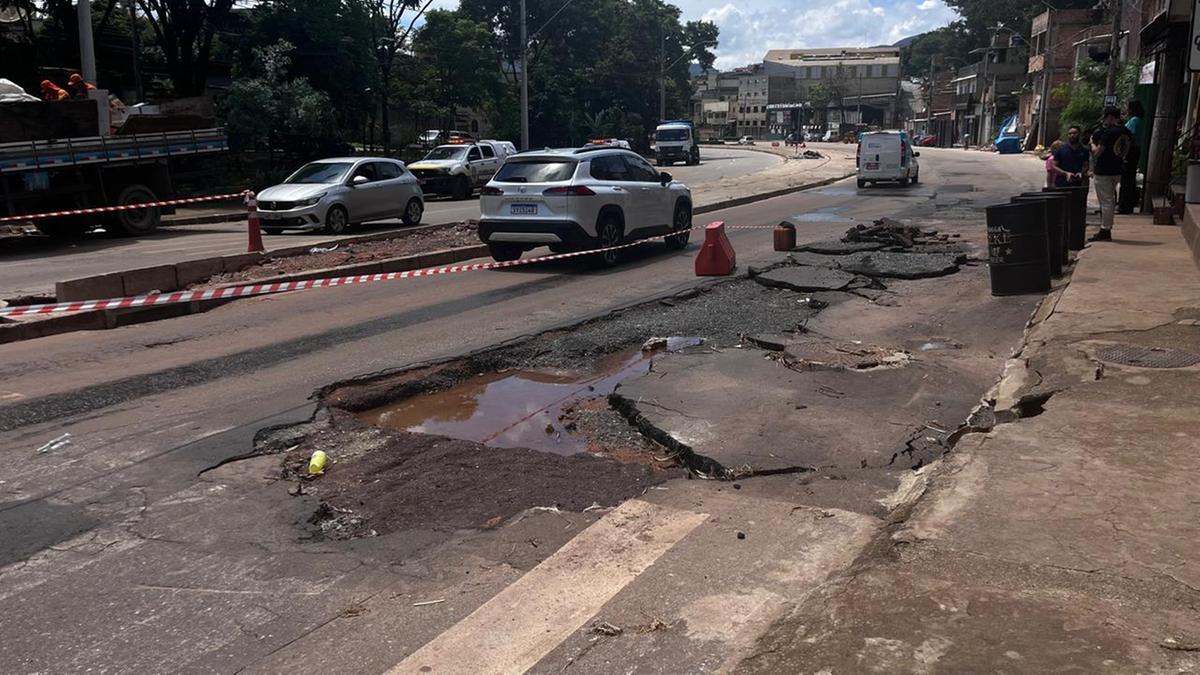 Pela manhã, equipes da prefeitura já atuam na limpeza e recuperação da via (Fernando Michel/ Hoje em Dia)