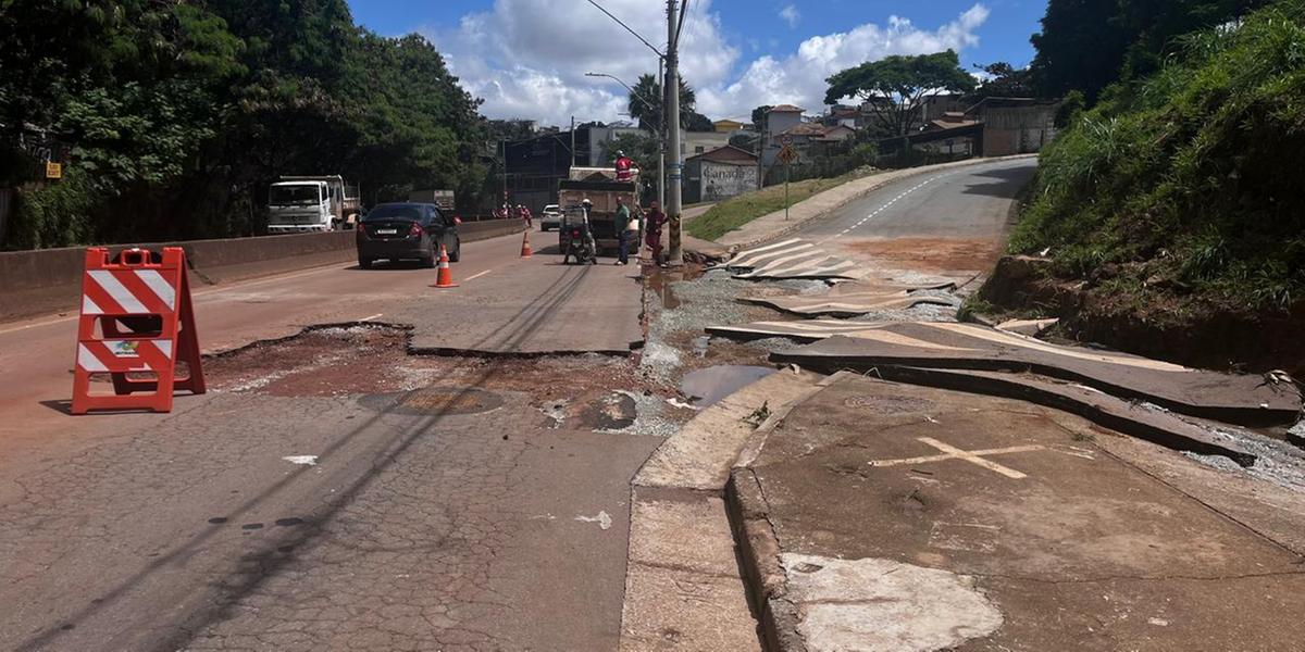 Pela manhã, equipes da prefeitura já atuam na limpeza e recuperação da via (Fernando Michel/ Hoje em Dia)