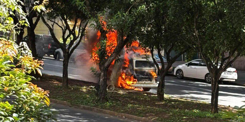 Veículo ficou completamente destruído após o incêndio (Corpo de Bombeiros / Divulgação)