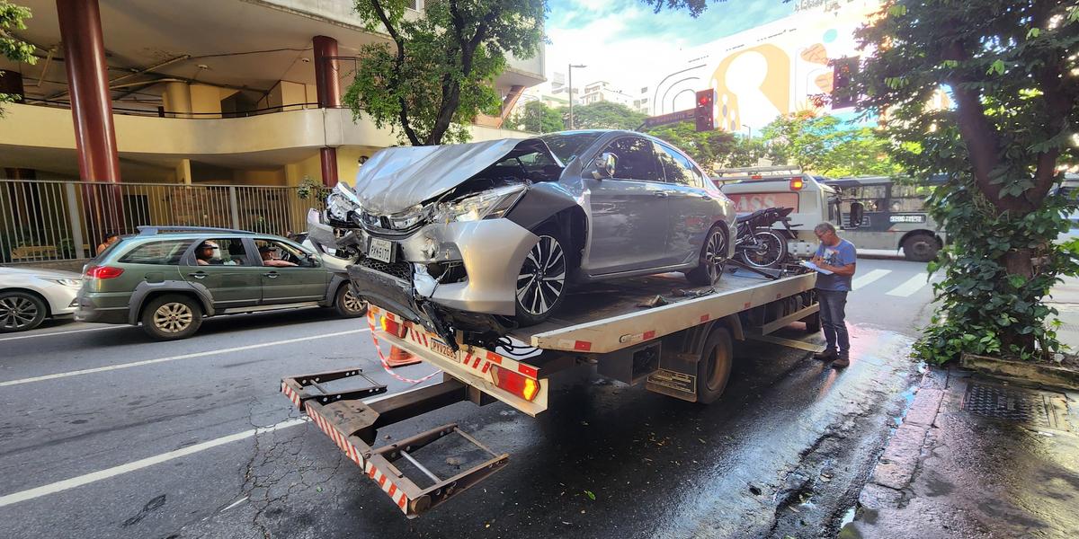 Carro ficou com a parte dianteira bastante prejudicada (Maurício Vieira / Hoje em Dia)