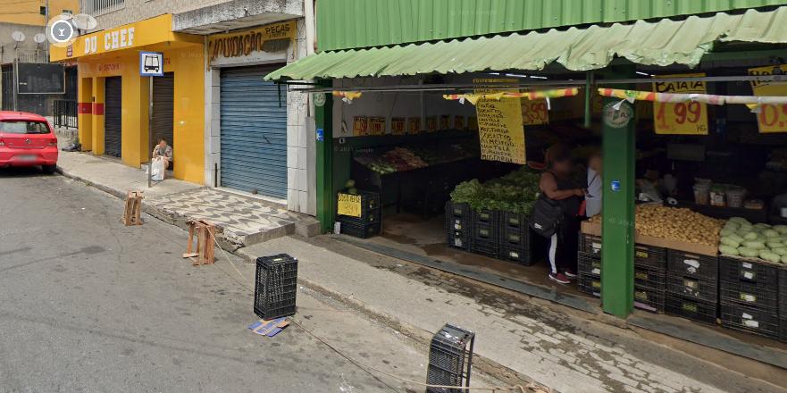 Mulher estava sentada no meio-fio quando foi atropelada (Google Maps / Divulgação)