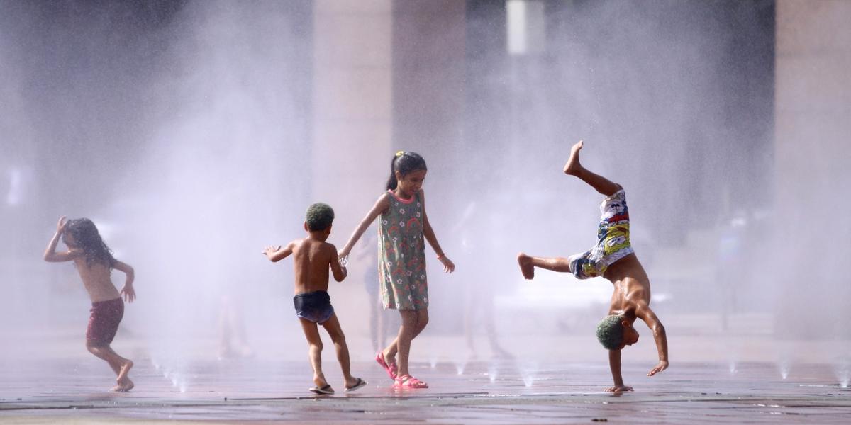 Crianças se divertem na Praça da Estação (Maurício Vieira/Hoje em Dia)