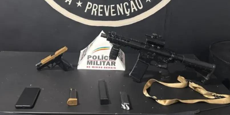 Na mala da suspeita foram encontrados um fuzil Cal. 556, três carregadores de 9mm e uma pistola 9mm (PMMG/Divulgação)