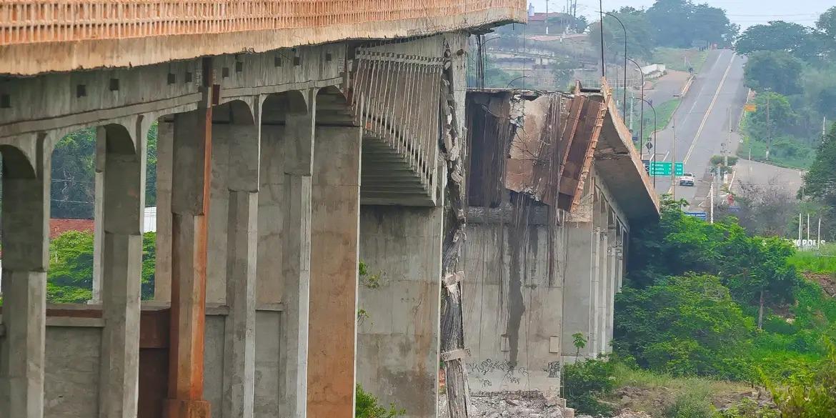 Na queda, duas carretas com ácido sulfúrico e uma com agrotóxicos caíram com a ponte (carlosbrandaoma/X)