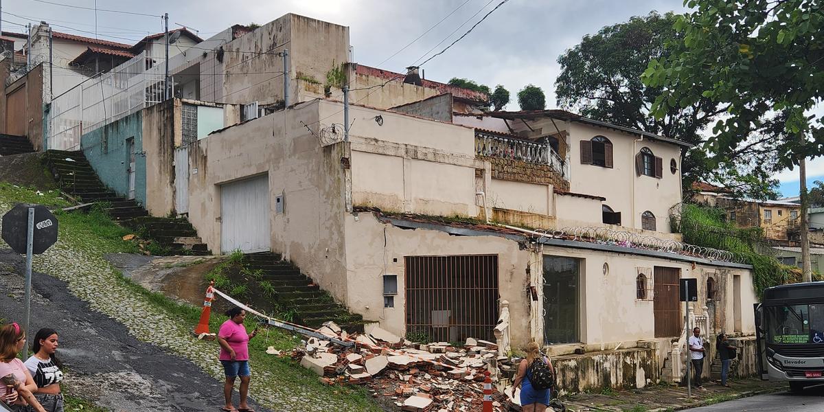 Carro foi atingido pela parte da estrutura que desabou (Maurício Vieira / Hoje em Dia)