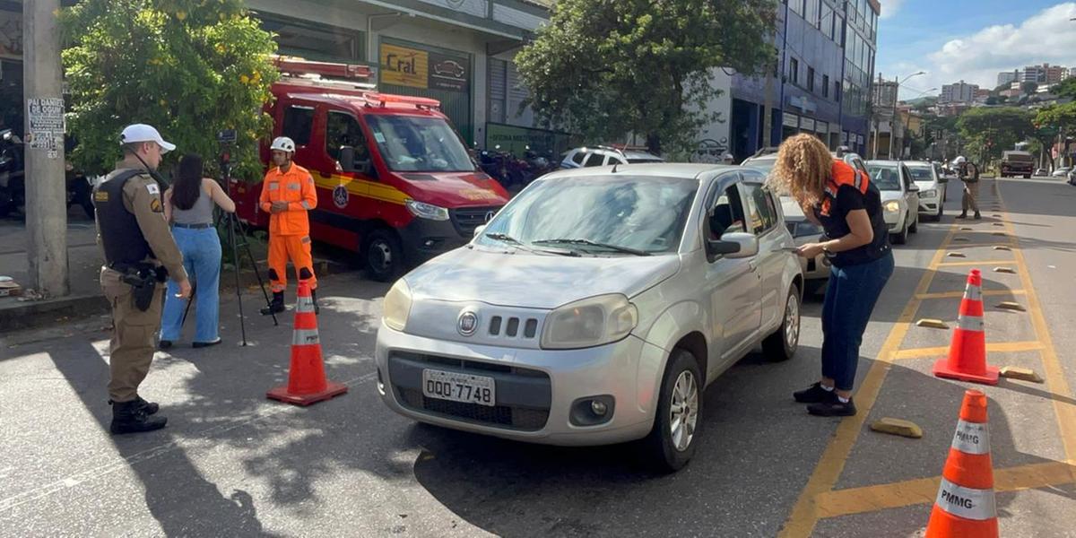 Motoristas foram abordados pela Defesa Civil, Bombeiros e PM (Fernando Michel)