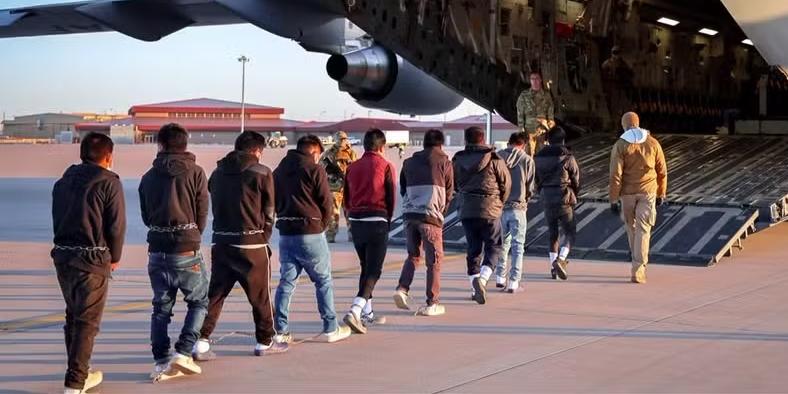 Leavitt compartilhou imagens nesta sexta-feira (24) de imigrantes em fila, algemados e embarcando em um avião militar, afirmando: “Os voos de deportação começaram” (Reprodução/X)