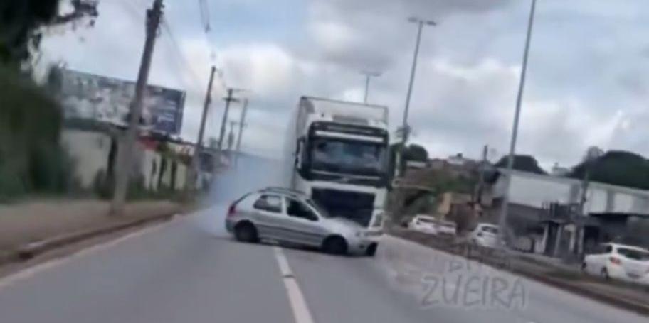 Carro foi arrastado por alguns metros pela Via Expressa, em Contagem (BH da Zueira / Reprodução)