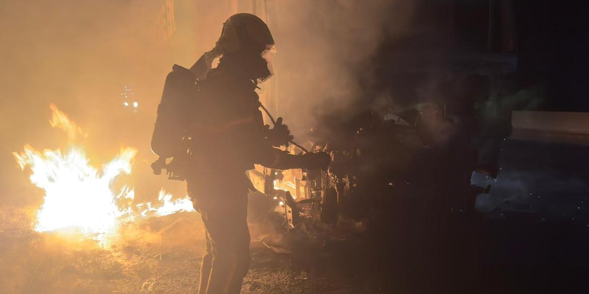 Veículos ficaram completamente carbonizados (Corpo de Bombeiros / Divulgação)