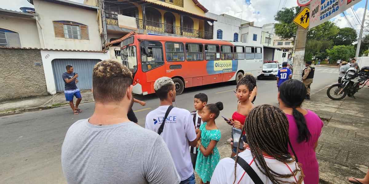 Homem armado com faca sequestrou ônibus em Contagem; passageiro assumiu direção (Maurício Vieira / Hoje em Dia)