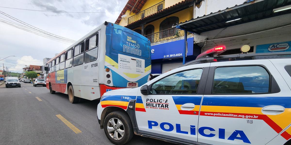 Homem foi contido por policiais, que utilizaram uma arma de choque na abordagem (Maurício Vieira / Hoje em Dia)