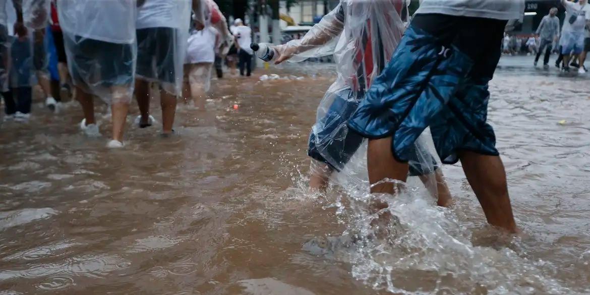 CGE alerta que há condição para transbordamentos, rajadas de vento e quedas de árvores na cidade (Paulo Pinto/Agência Brasil)