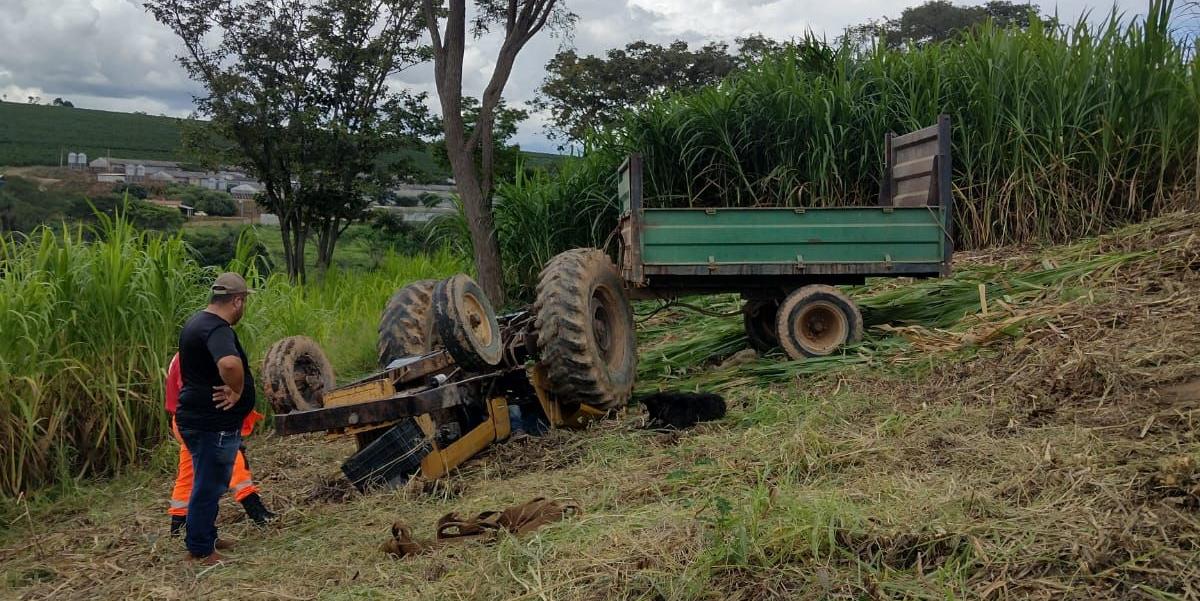 Vítima ficou presa sob a máquina após o acidente (Corpo de Bombeiros / Divulgação)