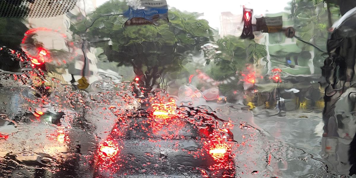 Chuva forte na tarde desta quarta-feira (29) no centro de BH (Maurício Vieira / Hoje em Dia)