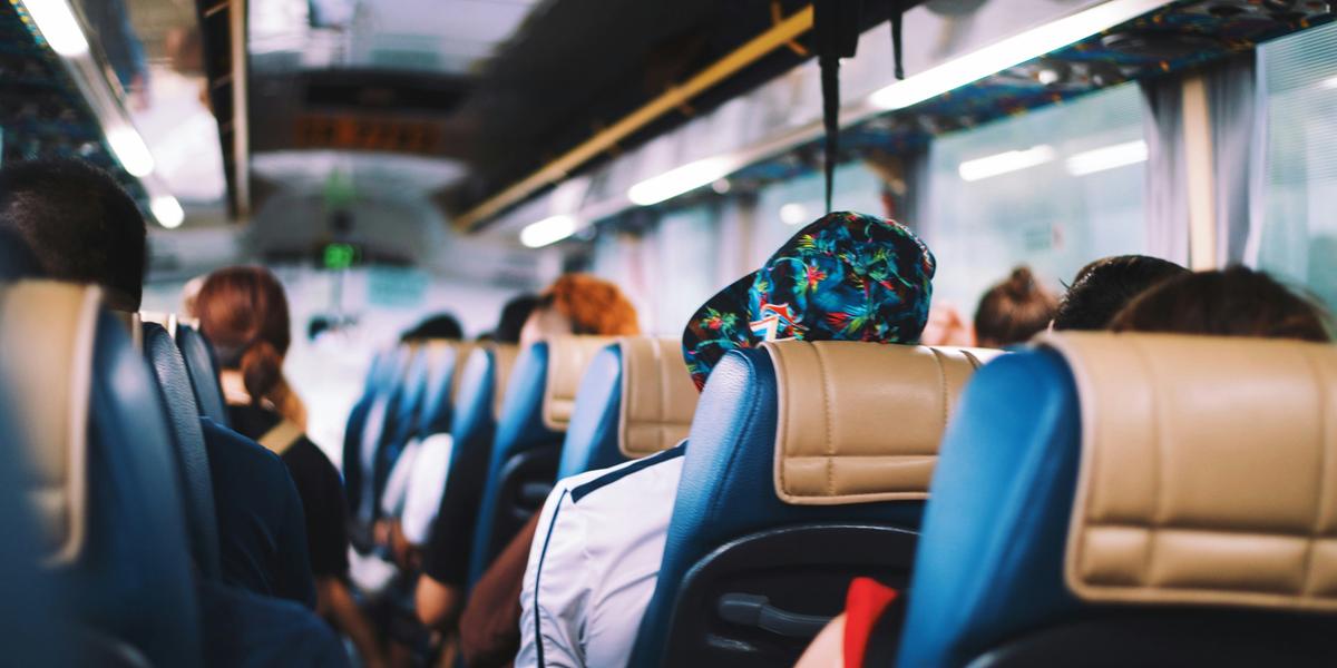 No Brasil, viajar de ônibus vai além do simples deslocamento: é uma forma de criar experiências e fortalecer conexões emocionais (Annie Spratt via Unsplash)