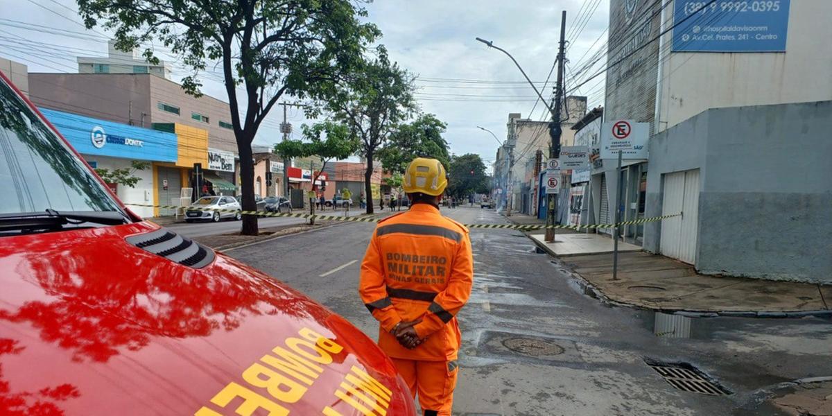 Trânsito foi interditado e a área isolada devido ao perigo de eletrocussão (Divulgação / Corpo de Bombeiros)