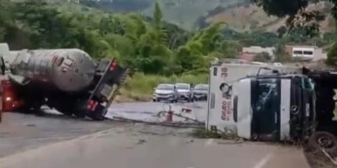 Com o impacto sofrido pelo tombamento, parte da carga de óleo vazou na pista, levando à interdição da rodovia (Divulgação / Corpo de Bombeiros)