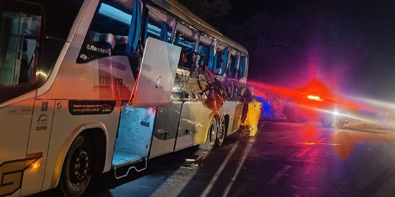 Ônibus de viagem foi atingido na lateral por uma carreta (Divulgação / Corpo de Bombeiros)