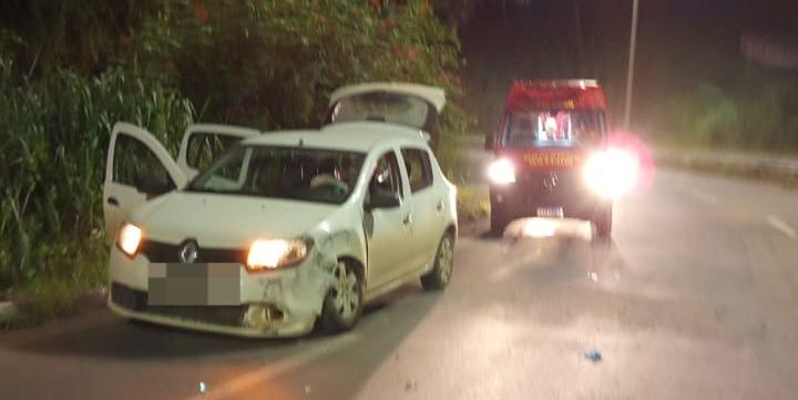 Um dos carros envolvidos no acidente perto do Morro da Usipa (Divulgação / Corpo de Bombeiros)