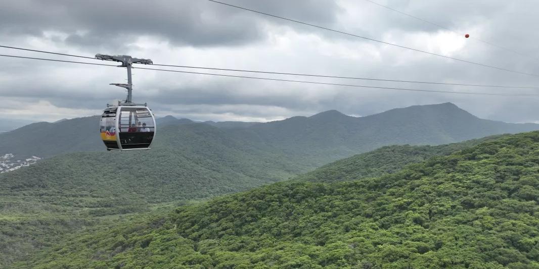 Novo trecho do teleférico se junta ao já tradicional Teleférico San Bernardo, que tem a estação base no centro da cidade de Salta e de lá transporta os passageiros até o topo do Morro San Bernardo (Divulgação / AlfaDelta)