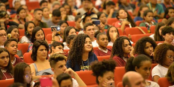 Estudantes em palestra da feira UFMG Jovem (Marcus Vinícius dos Santos | UFMG)