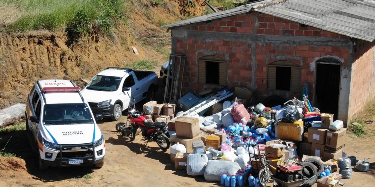 Vasto material de cargas roubadas foi apreendido em uma casa em Tocos, na zona rural de São Domingos do Prata (PMMG/Divulgação)