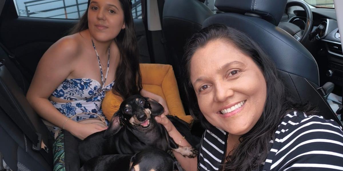 A comerciante Rejane Kelly Rodrigues Caldeira e família tem hoje seis cachorros de tamanho médio e pequeno, todos adotados (Larissa Durães/ O NORTE)