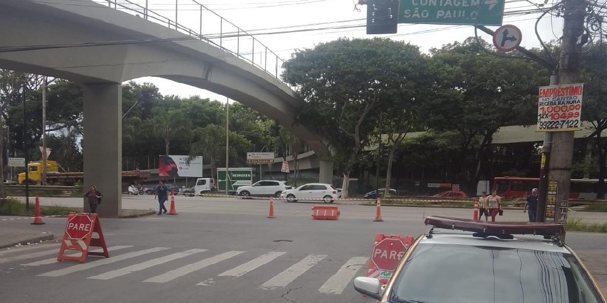 Semáforos desligados na avenida Juscelino Kubitschek por conta do acidente com o caminhão (BHTrans/Reprodução)