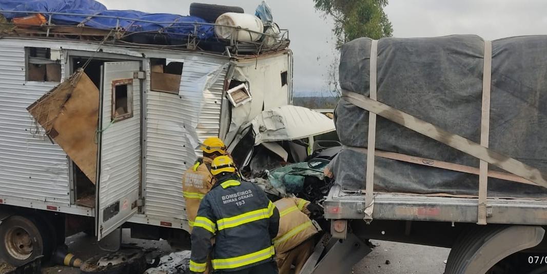 Batida entre caminhão-baú e carreta na MG-251, em Santa Cruz de Salinas (Divulgação / CBMMG)