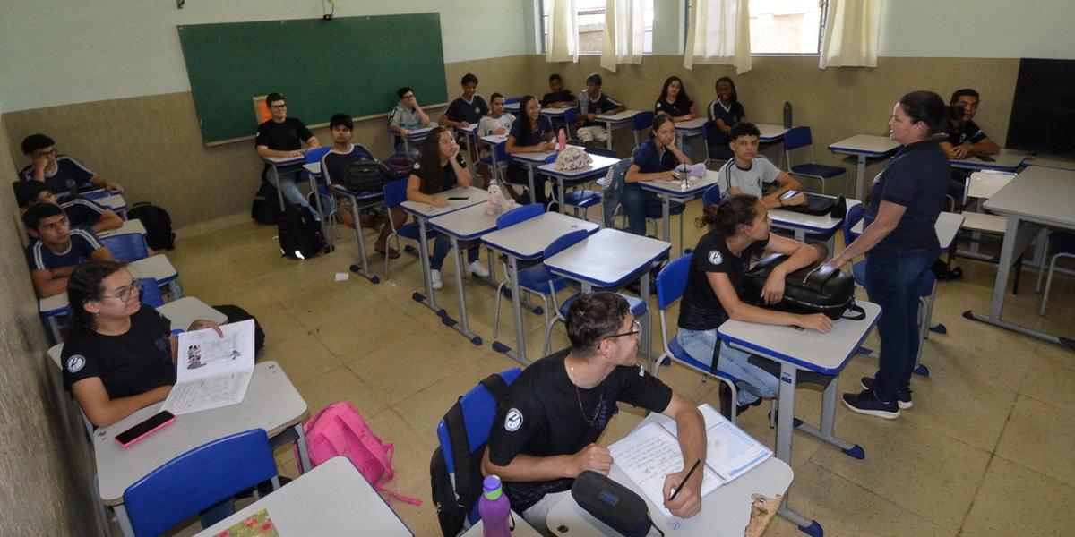 Além dos fins pedagógicos com aval dos professores, a lei permite o uso de celulares para alunos que necessitam de tecnologias para garantir acessibilidade e inclusão (Marco Evangelista/Imprensa MG)