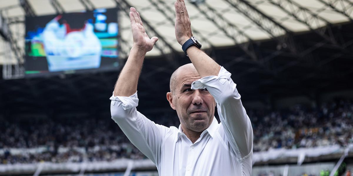 Leonardo Jardim recebe carinho da torcida celeste no Mineirão (Gustavo Aleixo / Cruzeiro)