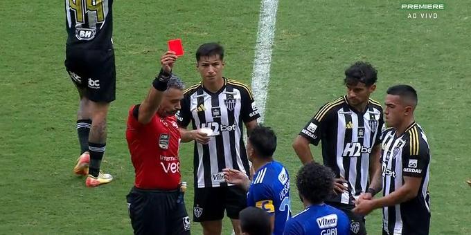 Gabigol é expulso no primeiro tempo do clássico contra o Atlético (Reprodução / Premiere)