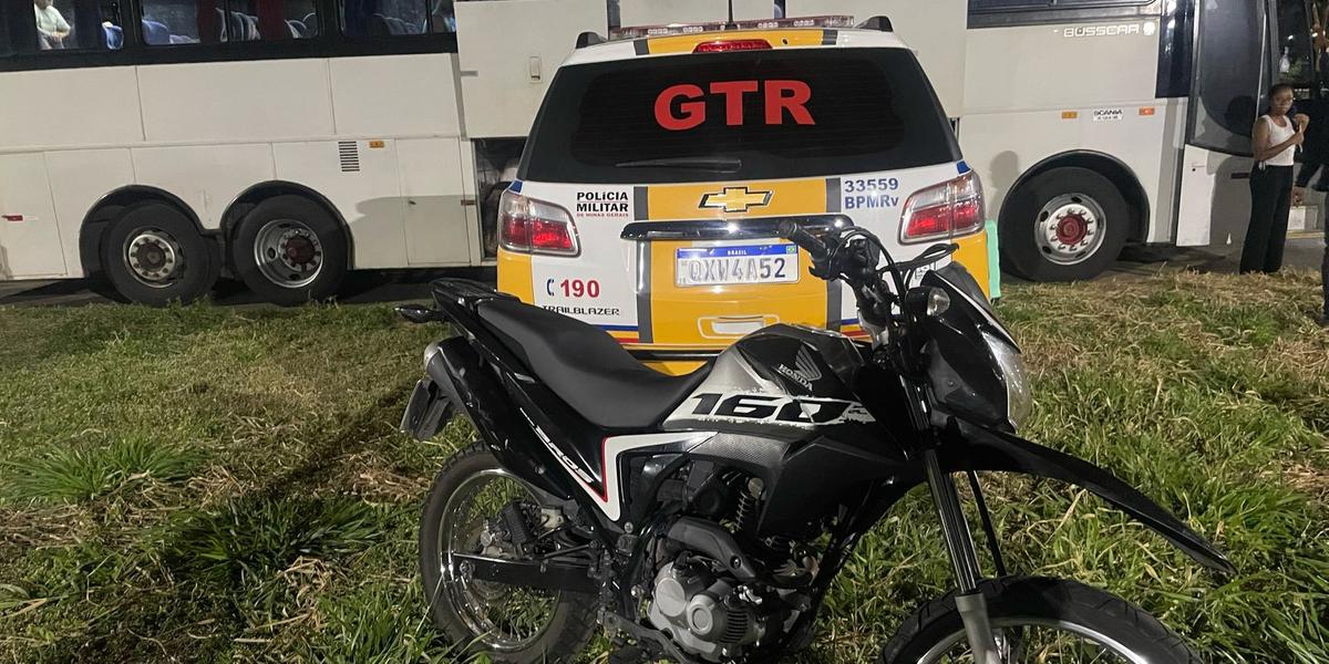 Motocicleta havia sido roubada no Estado de São Paulo e estava no bagageiro de um ônibus de viagem (Divulgação / PMMG)