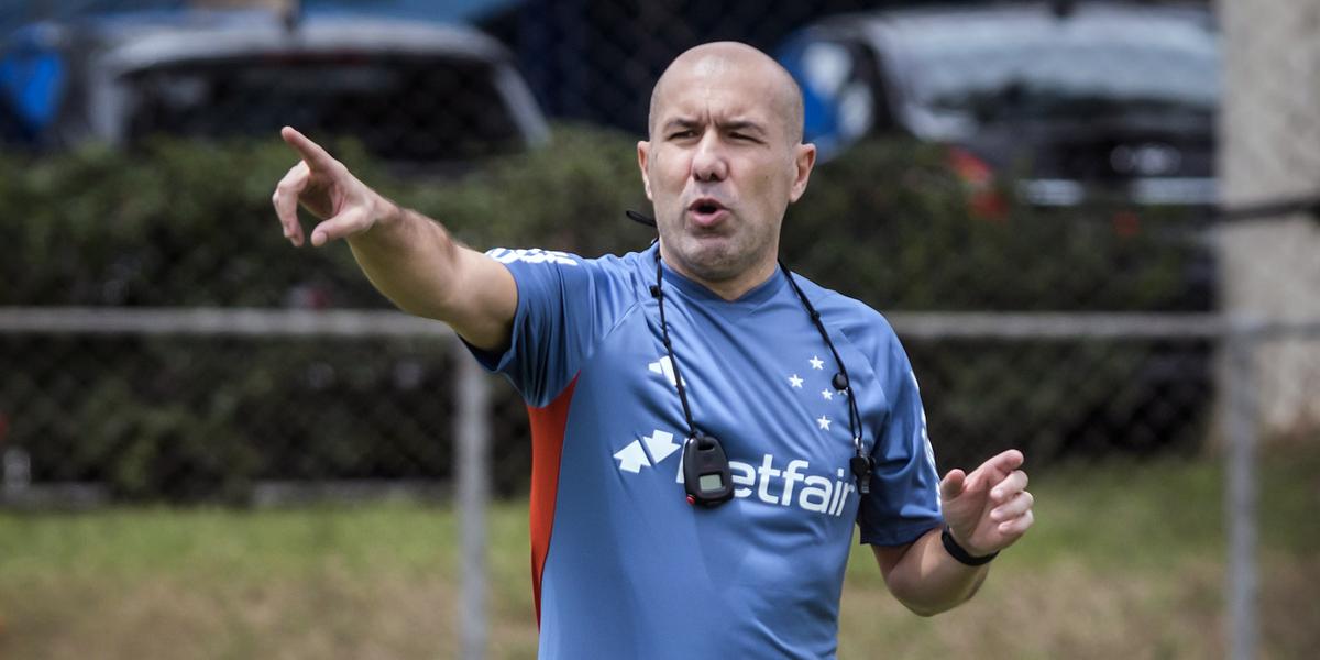 Novo treinador celeste comandou primeiro treino na Toca da Raposa (Gustavo Aleixo / Cruzeiro)