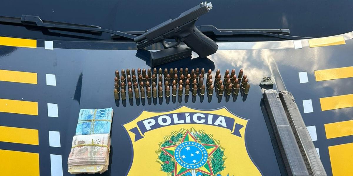 Em posse do suspeito, foi encontrada uma pistola Glock 9mm com 79 munições, dois carregadores estendidos, R$ 5.530 em espécie e 5 euros (Divulgação / PRF)