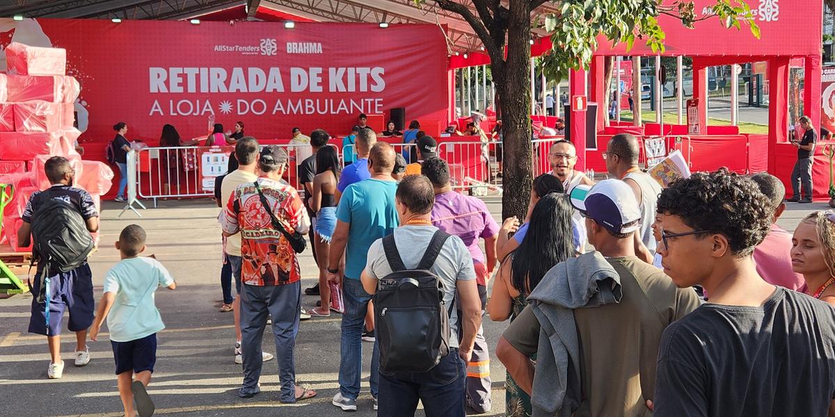 Ambulantes foram até o bairro Gameleira retirar o kit de trabalho do Carnaval (Maurício Vieira / Hoje em Dia)