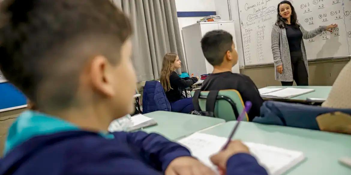 Medida impacta 700 mil estudantes em 2.320 escolas (Bruno Peres/Agência Brasil)