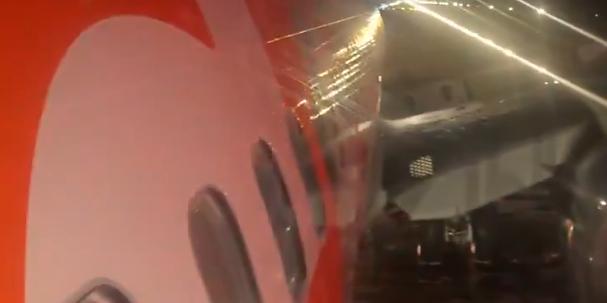 A aeronave, um Boeing 737 Max 8, estava em procedimento de decolagem rumo a Fortaleza quando o impacto ocorreu (Redes Sociais/Reprodução)