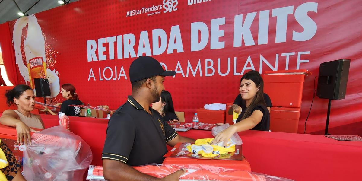 Desde terça, ambulantes selecionados para trabalhar no Carnaval têm ido ao bairro Gameleira para retirar os kits oficiais e receber orientações sobre a comercialização das bebidas (Maurício Vieira)