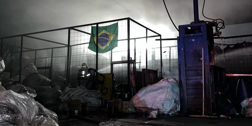 Apesar de todo o fogo, uma bandeira do Brasil que estava no local ficou intacta (Corpo de Bombeiros)