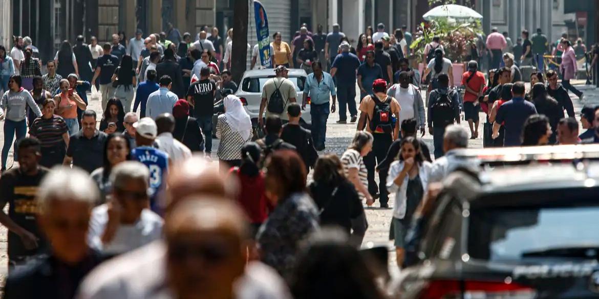 Enquanto a taxa de informalidade do país no quarto trimestre de 2024 alcançou 38,6%, a dos pretos era 41,9%; e a dos pardos, 43,5% (Paulo Pinto/Agência Brasil)