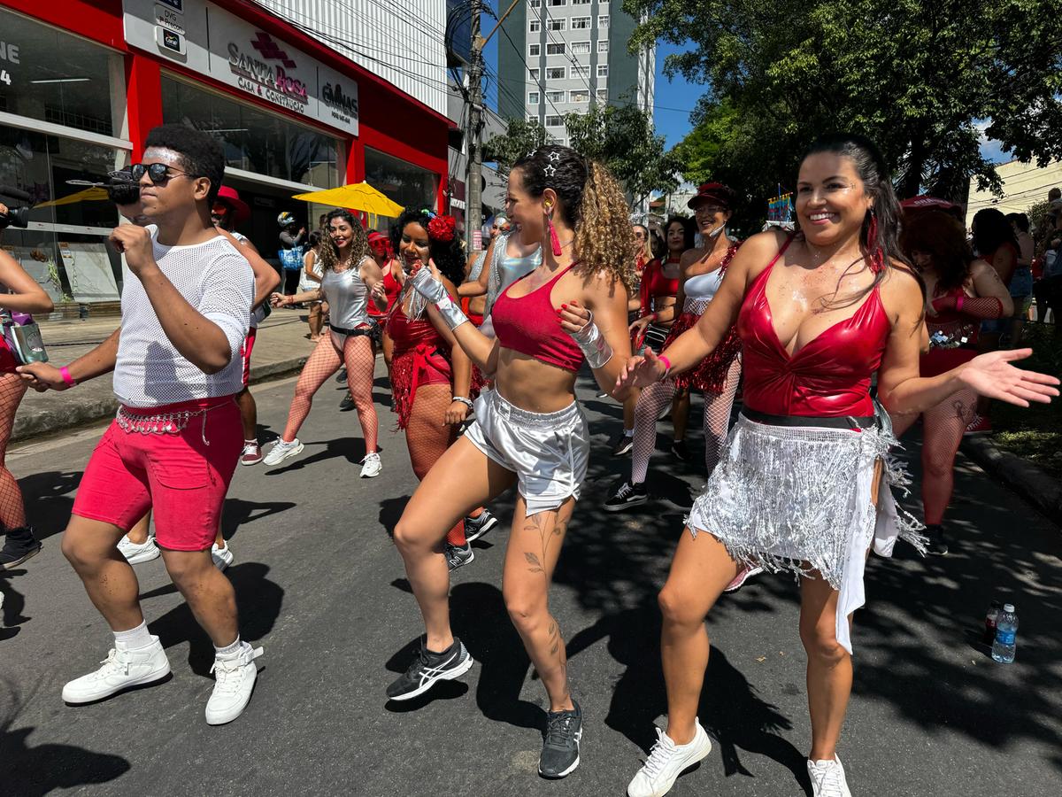 Foliões curtem apresentação do Tchanzinho da Zona Norte (Pedro Melo)